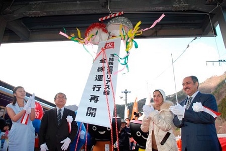 釜石駅にて、三陸鉄道南リアス線全線運行再開を祝賀する「くす玉割り」