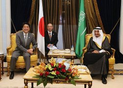 （2013年4月30日、サルマン・サウジアラビア皇太子との会談（写真提供：内閣広報室）