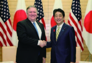 2Prime Minister Abe receives a courtesy call from U.S. Secretary of State Mike Pompeo on Oct. 6, 2018 (Photo courtesy of the Cabinet Public Relations Office)