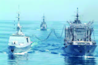 自衛隊インド洋派遣：2001 年から2010年1月15日まで行われた、海上自衛隊の補給艦と護衛艦の派遣。時限立法テロ対策特別措置法に基づく、海上警備活動とインド洋での給油活動。（写真は2009年７月19日毎日新聞）
