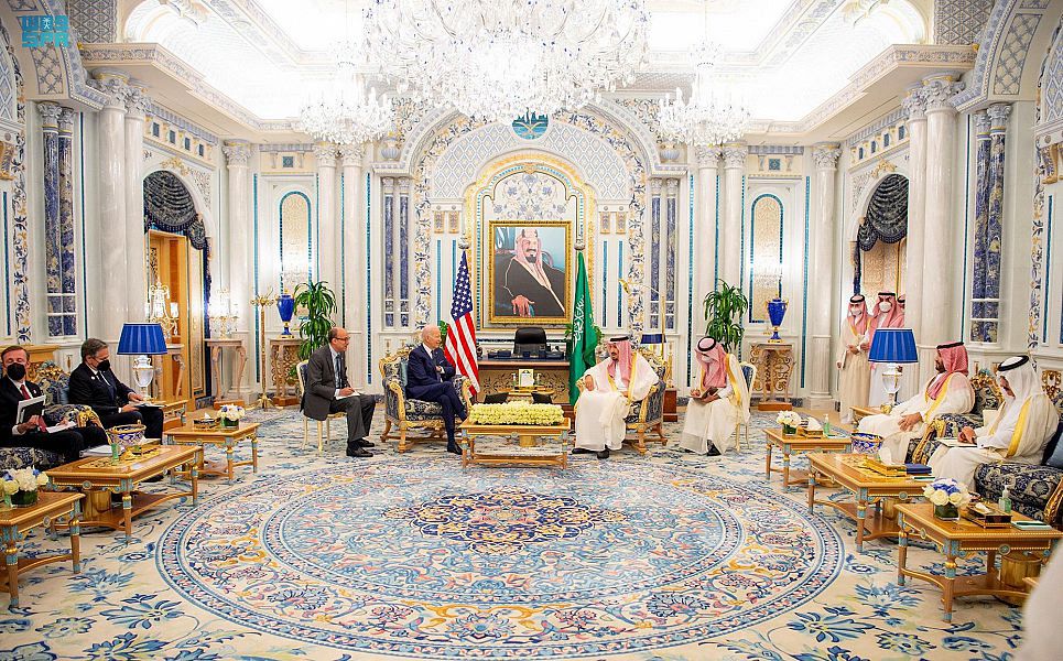 7月16日、ジッダでサウジアラビア首脳と会談するバイデン米大統領（中央左、サウジ通信）