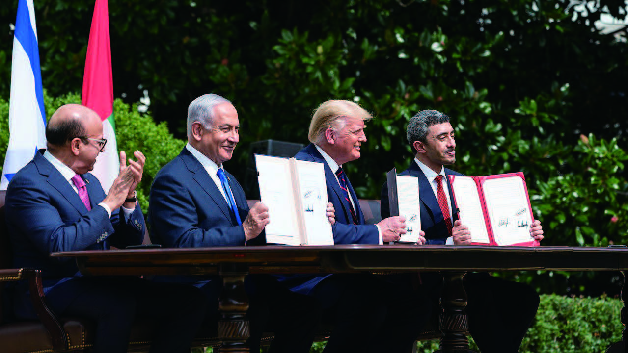 アブラハム和平協定合意：アラブ首長国連邦とイスラエル国間における平和条約及び国交正常化。写真は左からバーレーン　のザイヤーニ外相、イスラエルのネタニヤフ首相、アメリカのトランプ大統領、アラブ首長国連邦のアブドッラー外相（ウィキペデイアより）