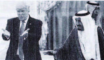 トランプ大統領とサウジアラビアのサルマン国王＝20日、リヤド（AFP ＝時 事）（2017年5月22日世界日報より）