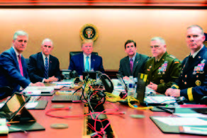 バグダディ急襲作戦の様子を指揮室で見守るトランプ米大統領（中央）、ペンス副大統領（左から2番目）。米国防総省は2019年10月3日、過激派組織「イスラム国」（IS）の最高指導者アブバクル・バグダディ容疑者が潜伏していた施設を米軍が急襲した。