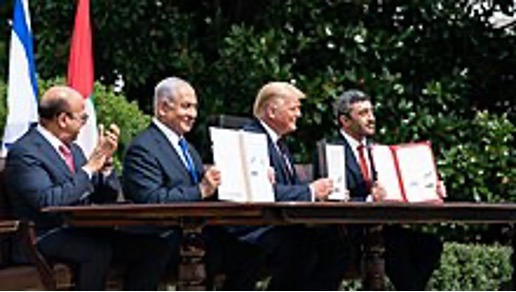 アブラハム和平協定合意：アラブ首長国連邦とイスラエル国間における平和条約及び国交正常化（左から）バーレーンのザイヤーニ外相、イスラエルのネタニヤフ首相、アメリカのトランプ大統領、アラブ首長国連邦のアブドッラー外相