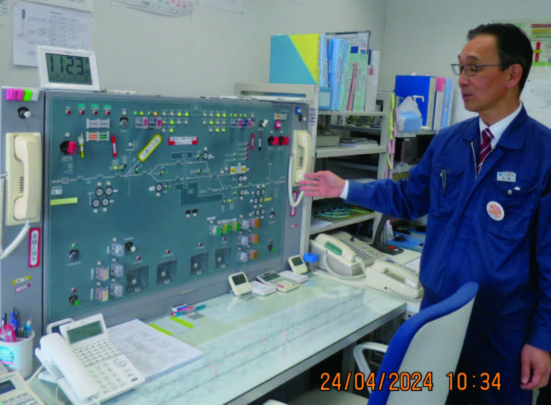 Junichi Konno, General Manager of the Sanriku Railway Operation Division, explains the control panel for all Sanriku Railway sections.