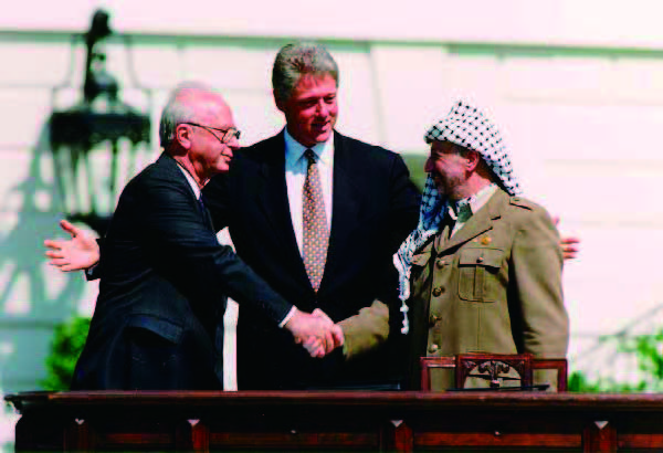 調印後に握手をするイスラエル・ラビン首相とPLOアラファト議長。（ウィキペディアより）