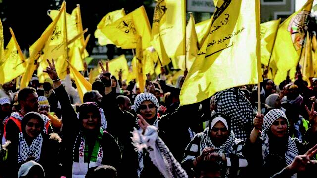 パレスチナ人の大群衆がガザ地区でファタハの記念日を祝福：ガザ地区ガザ市：2022年最後の日、数万人のパレスチナ人がガザ市内の広場に集い、ファタハ党の創立58周年を祝った。同党の最大の対抗勢力である武装組織ハマスの本拠地において、党の人気を示す稀有な機会となった。ARAB NEWS 2023.1.1